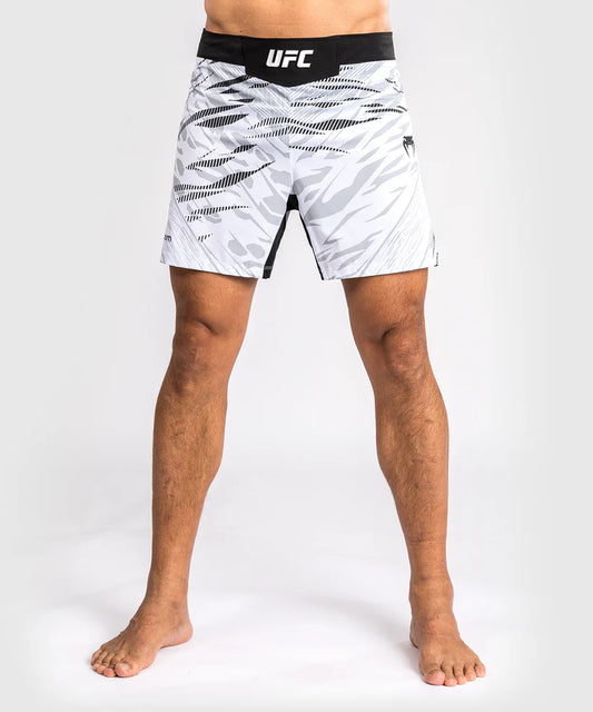 UFC Fusion by Venum Authentic Fight Night Shorts de Lucha para Hombre - Ajuste Corto